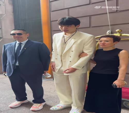 选秀大会堪比高考查分!杨瀚森父母也来到了纽约为儿子助阵