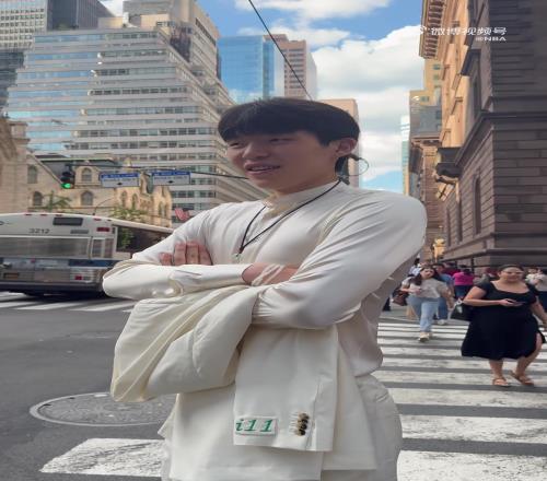 炎炎夏日一身正装!站在纽约街头啥感觉杨瀚森:太热了!