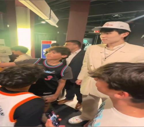 杨瀚森选秀后收获第一批美国本土迷弟小球迷们纷纷拿着手机合照
