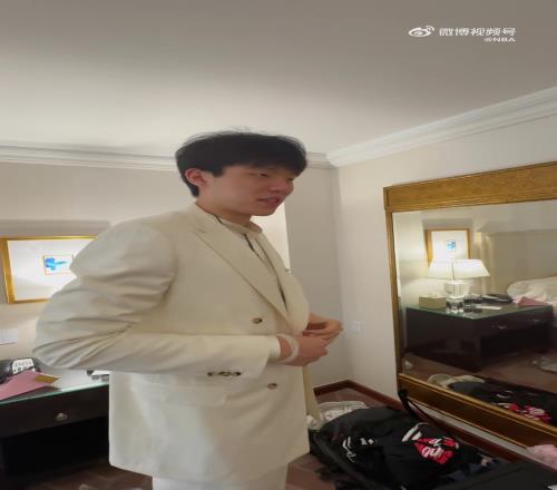 16顺位被开拓者选中了!杨瀚森一身白色帅气正装前往选秀现场