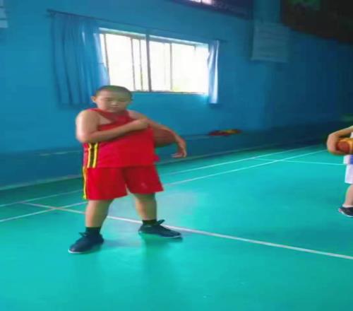 东契奇球迷幼年杨瀚森不仅穿77号球衣,而且还胖嘟嘟的