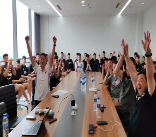 娘家人打心里高兴!杨瀚森被选上时青岛队办公室欢呼雀跃