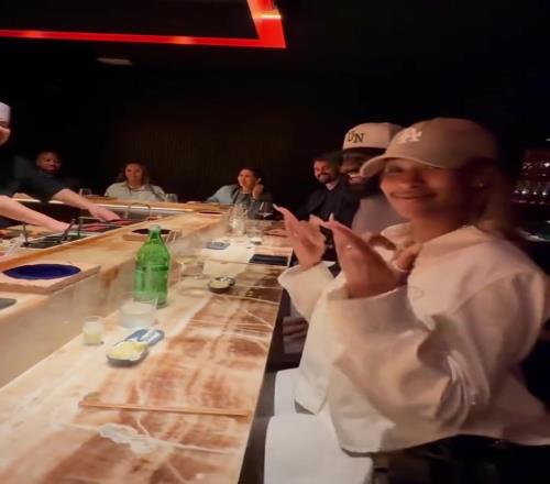 不愧是好基友!詹姆斯夫妇和乐福一起吃寿司烤肉