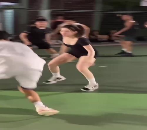 这女生真是拼尽全力防守了,我好想她也这么防我