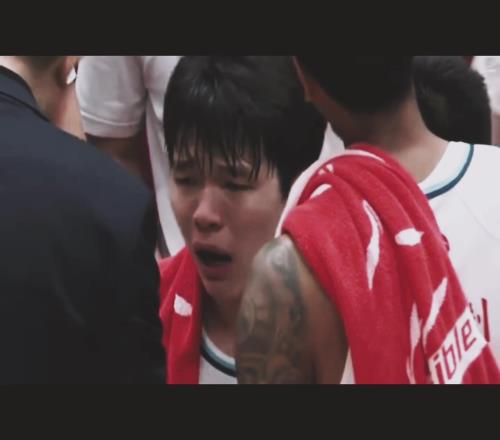 真的好胜!杨瀚森此前季后赛打得急哭了,如今努力打进了NBA!