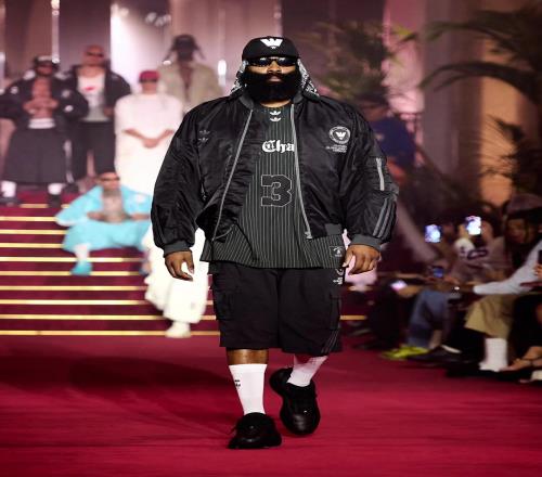 不得不说,哈登在走秀这一块还得跟二哥威少好好学学