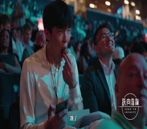 还不知道一会要发生什么杨瀚森买了炸鸡进入选秀大会现场,在看台上狂炫