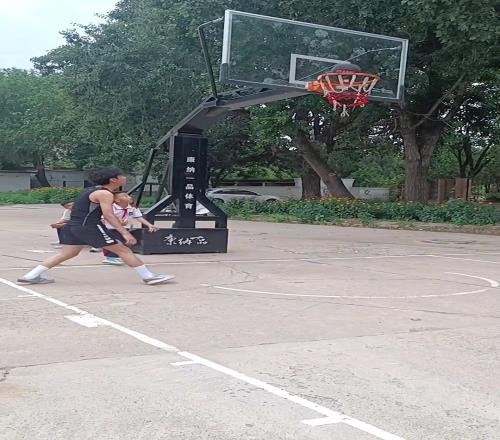 感觉大哥哥没放水阿!小学生戴红领巾穿校服1v1连续进球