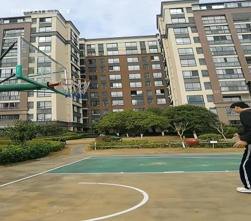 巨人!国产2米43高个小崔打篮球是什么样的