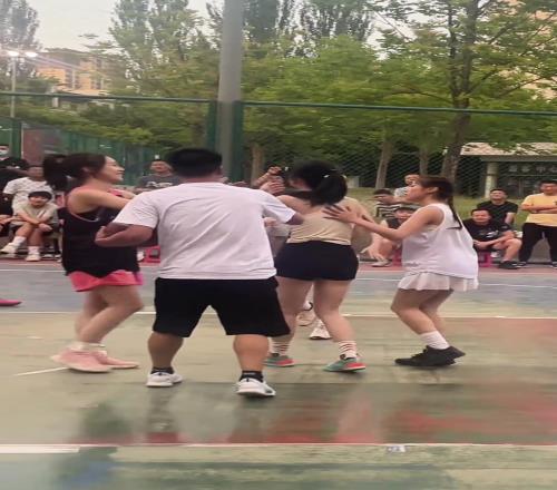 水平不错啊!这4位女生组一队被肘击被撞击居然还赢了男士队