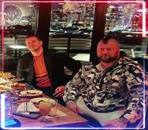 身高2米13,體重260斤的約基奇,在他哥哥面前,簡直有種小鳥依人的感覺