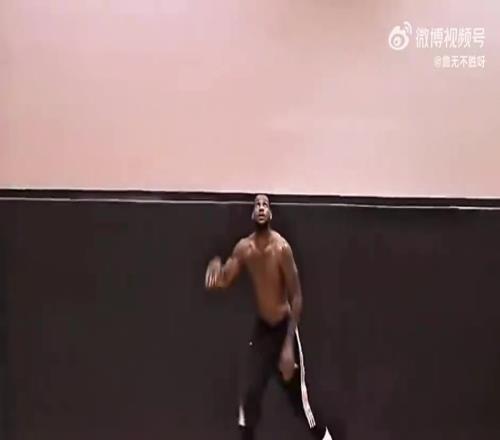 可惜从未参加过扣篮大赛!詹姆斯这些动作,放到扣篮大赛能拿几分