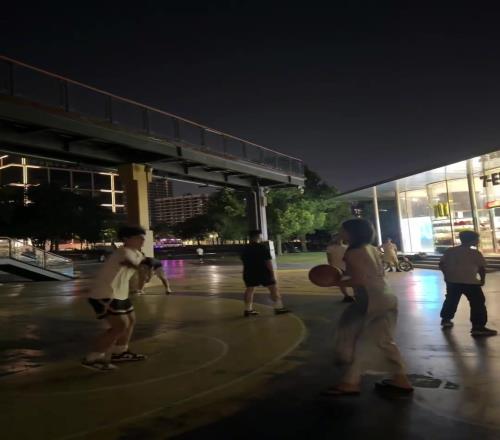 感覺挺能打!小姐姐曬視頻:出門散步看到球場就走不動道了