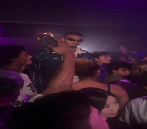 刚还俗就去夜场!文班现身东京夜店这身高真是很难藏啊