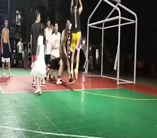 对手投篮直接上前猛踹一脚!这是有多大仇恨