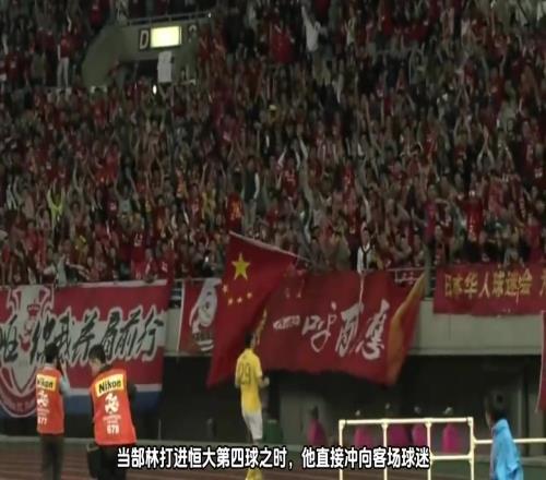 战术多样化还得里皮,替补球员效果明显,日本教练直接提前离场