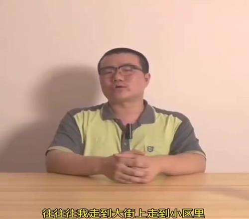 有多少吧友看过徐静雨的早年视频:教你如何蹭别人的烟