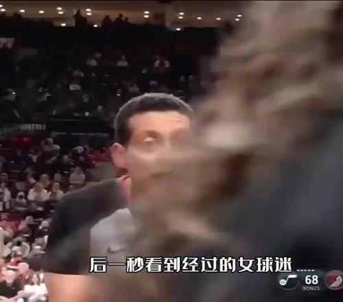NBA裁判回看录像时竟然被路过女郎迷住了!像平时女生路过的你