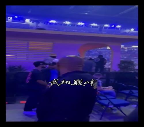 “演唱会响起MVP喊声詹姆斯现身坏兔子演唱会引起轰动...