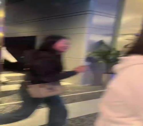 太招女孩喜歡了!楊瀚森此前被一群女球迷圍住拉扯