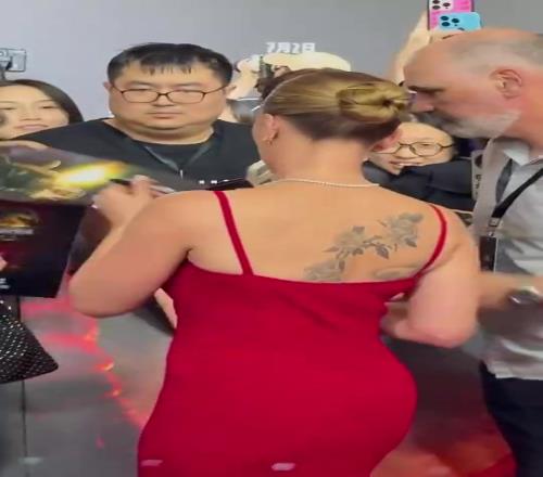 怪不得杜兰特喜欢呢!寡姐的s曲线背影超性感啊