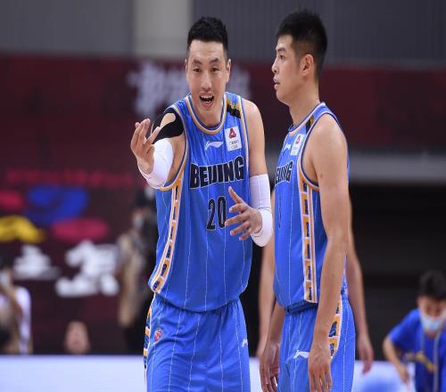 記者：北京男籃與隊(duì)長翟曉川續(xù)約2年，與副隊(duì)長方碩續(xù)約1年