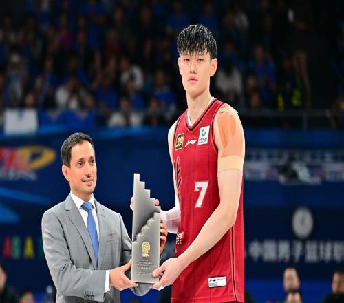 CBA不行了4名頂尖球員留洋，曾凡博帶傷簽約籃網(wǎng)，林葳拒絕回來(lái)