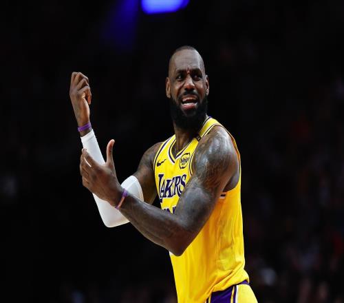 夸梅布朗：詹姆斯向NBA宣战了这就是NBA把他捧成国王应得的下场