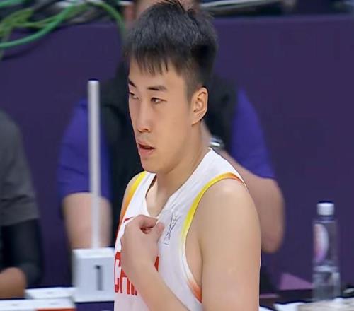 半场领先新西兰，男篮暴走！胡明轩救赎自我，王俊杰真的属于NBA