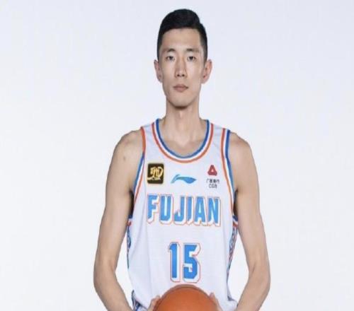 鲁媒：陈林坚明日抵达济南体检，如试训顺利将加盟山东男篮