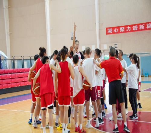 中國女籃集訓曝光！2米26張子宇高原反應未上場，18歲籃板王亮相