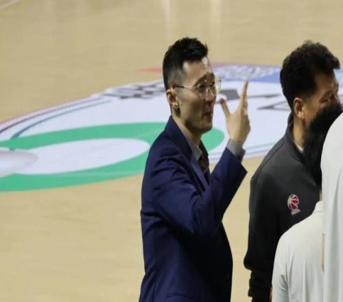 正式確定！CBA爭議后衛完成轉會，加盟新疆男籃，劉煒力排眾議