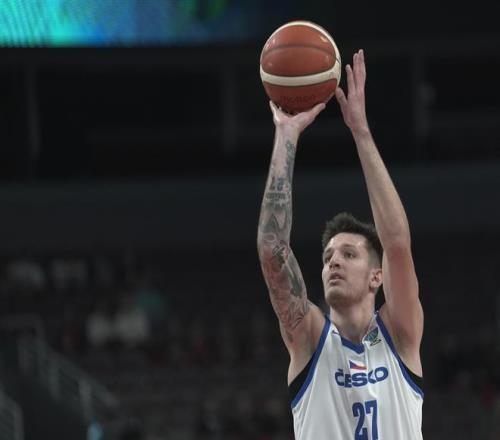 4连败出局！三分22中3+正负值62，欧洲杯最菜NBA球员诞生