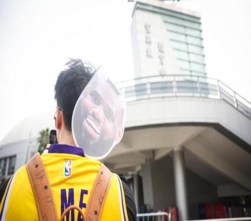 “四旬老漢”詹姆斯空降現(xiàn)場(chǎng)燃爆激情，“上海交大體育學(xué)院”再掀籃球旋風(fēng)！