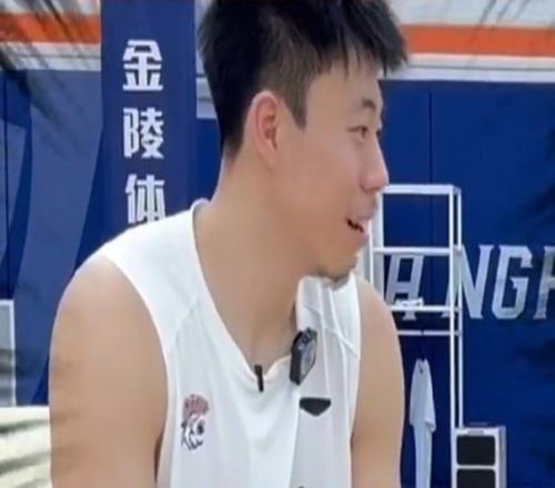 張鎮(zhèn)麟：上海男籃隊(duì)友給我發(fā)了很多表情包非常震驚我的加盟