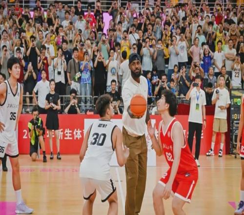 NBA球員勒布朗詹姆斯現(xiàn)身上海交大，為籃球表演賽開球