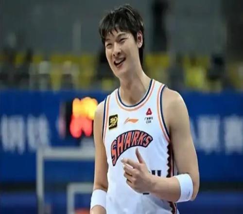 上海男籃仍不死心！拿到球王張鎮(zhèn)麟后，新賽季拿下首鋼的戰(zhàn)術(shù)出爐