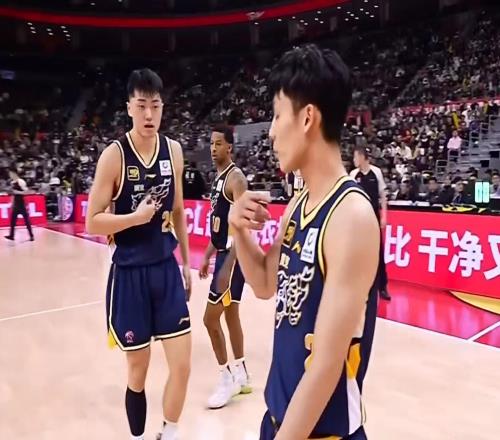 終于來了！CBA“空間型中鋒”加盟廣東隊，保送杜鋒打進(jìn)總決賽！