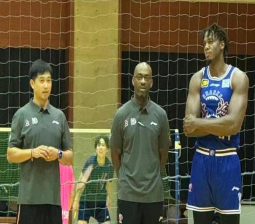 NBA籃板王表現不佳，已經離開上海隊張鎮麟將成為球隊新核心