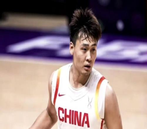 北京記者：陳盈駿已回到北京男籃訓(xùn)練，趙睿將本月下旬歸隊(duì)