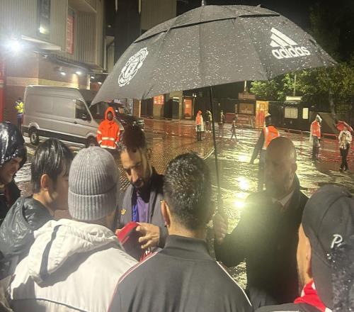 心系球迷！阿莫林贏球后晚上9點(diǎn)冒雨在球場(chǎng)外為球迷簽名合影