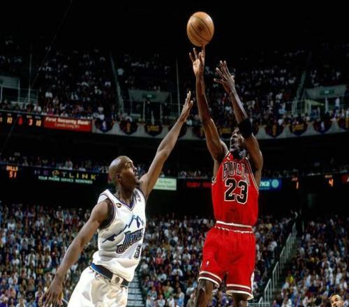 NBA雙雄爭(zhēng)霸史：那些定義時(shí)代的傳奇對(duì)決，如何改變了籃球世界
