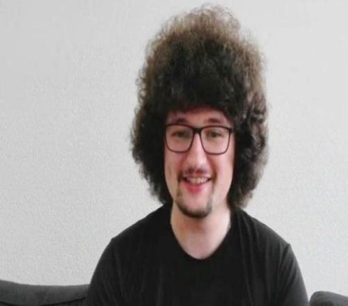 惡劣！許諾不五連勝不剃頭的曼聯(lián)球迷現(xiàn)場觀賽時，被薅頭發(fā)+辱罵
