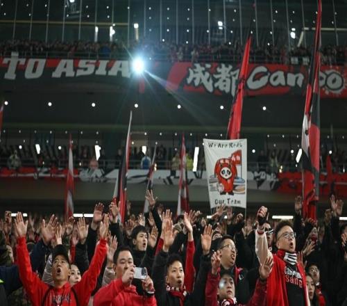 亚冠迎来历史性首胜，成都蓉城从蹒跚学步到满场飞奔
