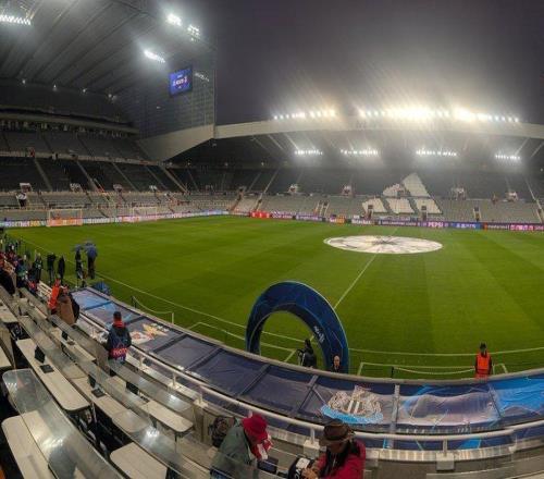 纽卡对阵本菲卡赛前，圣詹姆斯公园球场下起暴雨