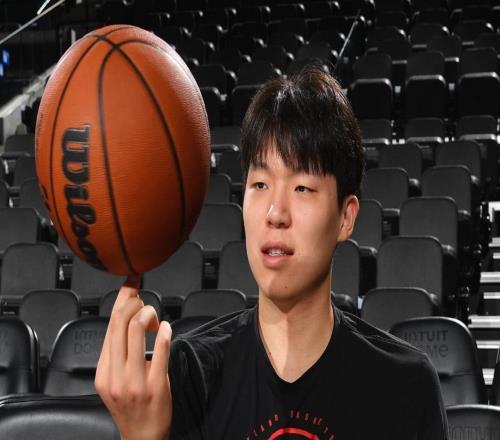 楊瀚森面對快船得到2分，NBA生涯總得分來到6分追平孫悅