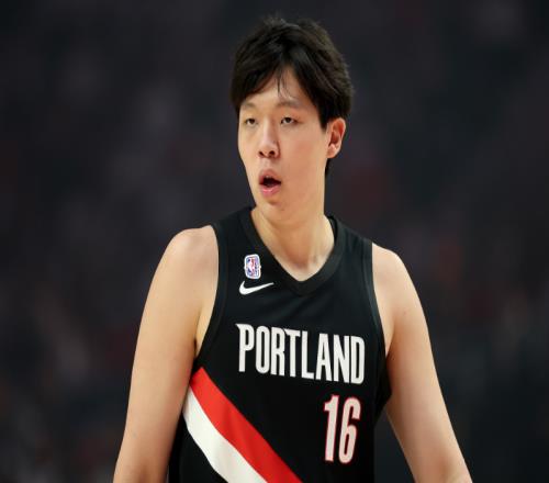 杨瀚森NBA首次上半场得分:连续三场2分被拽衣服后三节被弃用