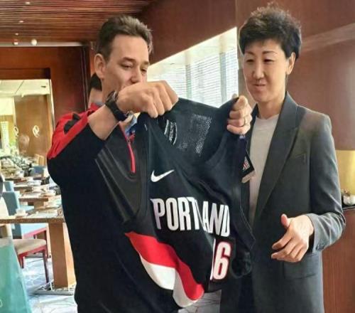 徐嵐和NBA官方看望瀚森家人，楊媽熱淚盈眶，發(fā)文并點(diǎn)贊球迷建議