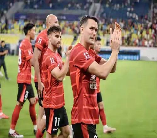 中超爭(zhēng)冠白熱化，成都掉隊(duì)，兩隊(duì)有希望捧杯，上海海港劍指三連冠