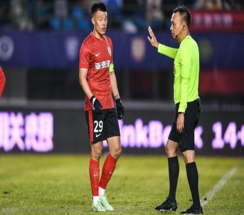 即將降級(jí)！37歲國(guó)足名將采訪道歉+快哭了壓哨進(jìn)球被吹無(wú)緣創(chuàng)紀(jì)錄